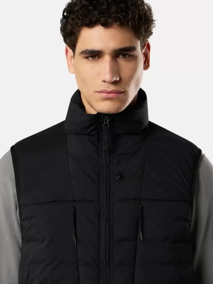 Gilet en duvet avec tunnels sans coutures et traitement anti-chute. Gilet en duvet avec tunnels sans coutures et traitement anti-chute.
