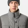 Gilet en duvet avec tunnels sans coutures et traitement anti-chute. Gilet en duvet avec tunnels sans coutures et traitement anti-chute.