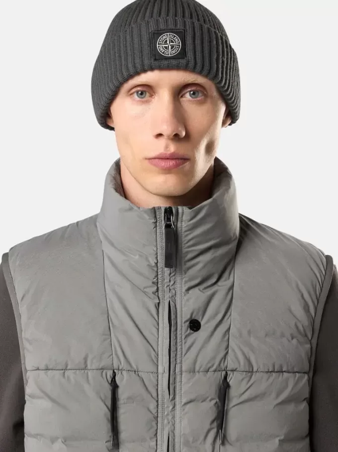 Gilet en duvet avec tunnels sans coutures et traitement anti-chute. Gilet en duvet avec tunnels sans coutures et traitement anti-chute.