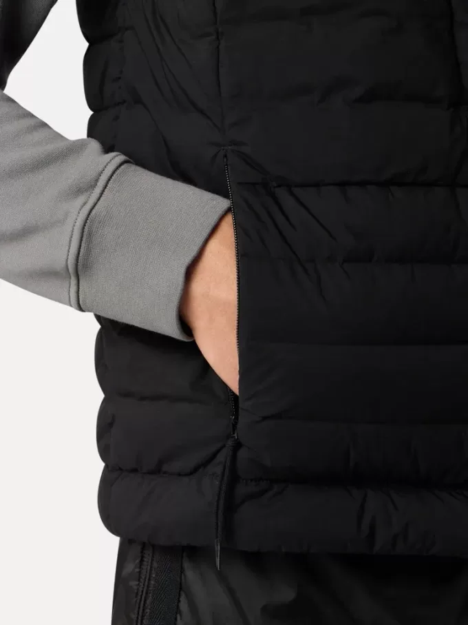 Gilet en duvet avec tunnels sans coutures et traitement anti-chute. Gilet en duvet avec tunnels sans coutures et traitement anti-chute.