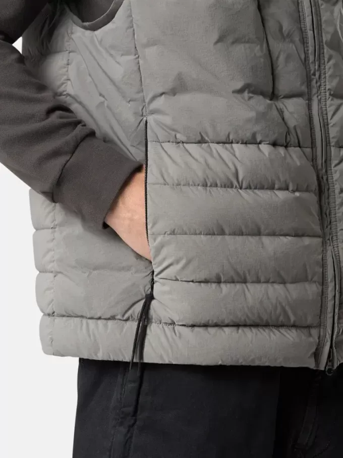 Gilet en duvet avec tunnels sans coutures et traitement anti-chute. Gilet en duvet avec tunnels sans coutures et traitement anti-chute.