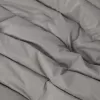 Gilet en duvet avec tunnels sans coutures et traitement anti-chute. Gilet en duvet avec tunnels sans coutures et traitement anti-chute.