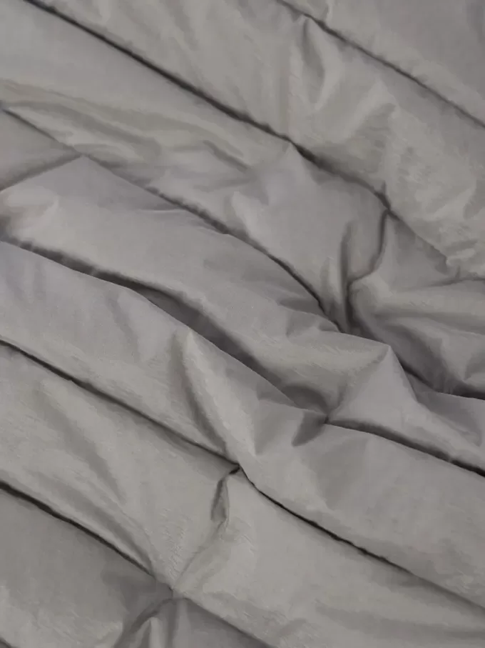 Gilet en duvet avec tunnels sans coutures et traitement anti-chute. Gilet en duvet avec tunnels sans coutures et traitement anti-chute.