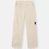 Pantalon cargo ample avec cordons de serrage aux chevilles.