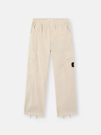 Pantalon cargo ample avec cordons de serrage aux chevilles. Pantalon cargo ample avec cordons de serrage aux chevilles.