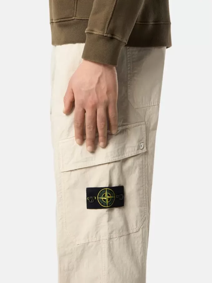 Pantalon cargo ample avec cordons de serrage aux chevilles.