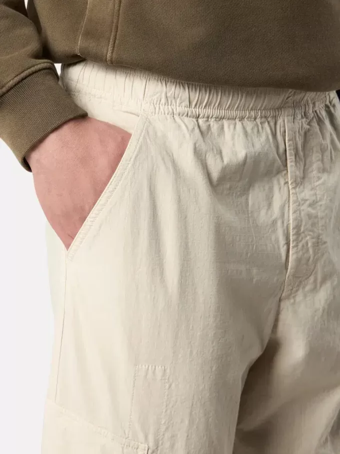 Pantalon cargo ample avec cordons de serrage aux chevilles.