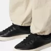 Pantalon cargo ample avec cordons de serrage aux chevilles.