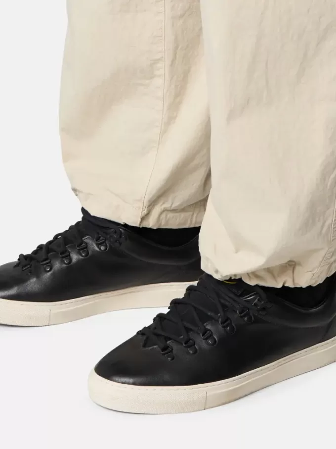 Pantalon cargo ample avec cordons de serrage aux chevilles.