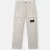 Pantalon cargo ample avec sangles réglables à la taille. Pantalon cargo ample avec sangles réglables à la taille.
