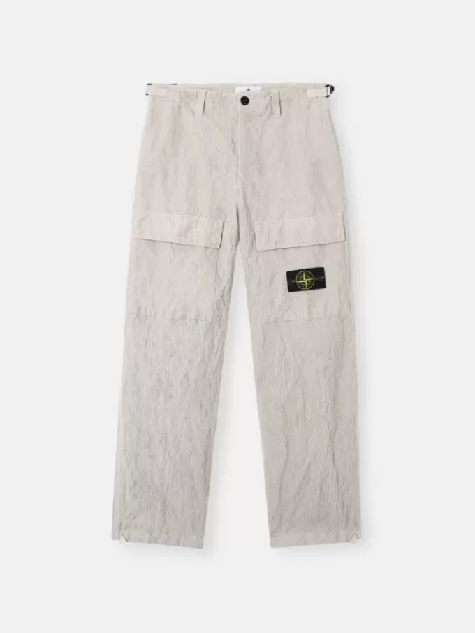 Pantalon cargo ample avec sangles réglables à la taille. Pantalon cargo ample avec sangles réglables à la taille.