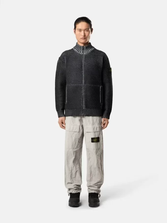 Pantalon cargo ample avec sangles réglables à la taille. Pantalon cargo ample avec sangles réglables à la taille.