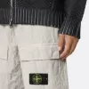 Pantalon cargo ample avec sangles réglables à la taille. Pantalon cargo ample avec sangles réglables à la taille.