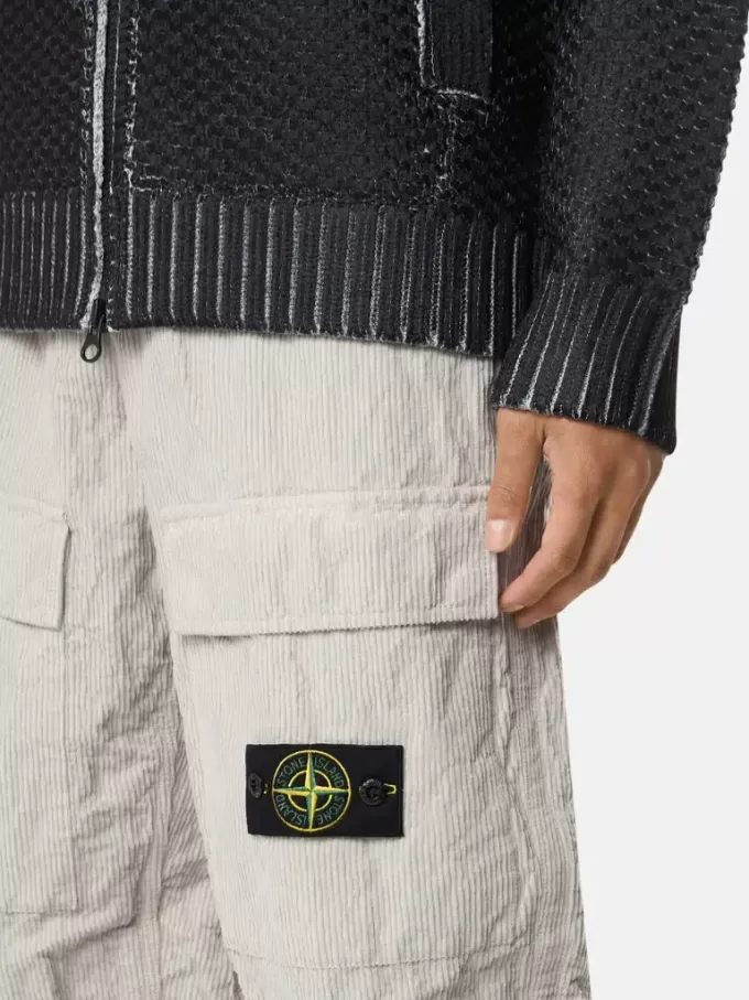 Pantalon cargo ample avec sangles réglables à la taille. Pantalon cargo ample avec sangles réglables à la taille.