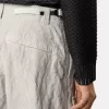 Pantalon cargo ample avec sangles réglables à la taille. Pantalon cargo ample avec sangles réglables à la taille.