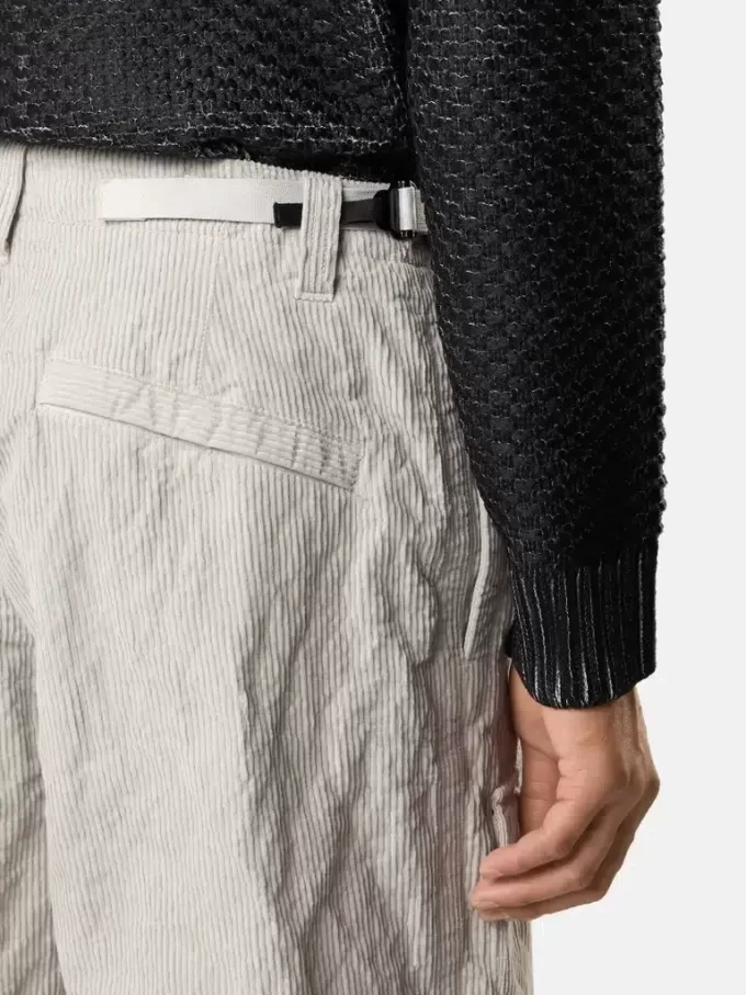 Pantalon cargo ample avec sangles réglables à la taille. Pantalon cargo ample avec sangles réglables à la taille.
