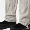 Pantalon cargo ample avec sangles réglables à la taille. Pantalon cargo ample avec sangles réglables à la taille.