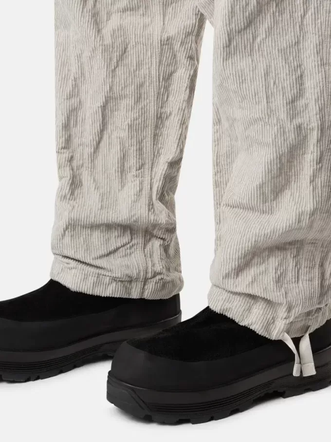 Pantalon cargo ample avec sangles réglables à la taille. Pantalon cargo ample avec sangles réglables à la taille.