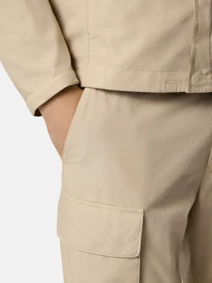 Pantalon cargo coupe classique avec poches à boutons-pression et zippées Pantalon cargo coupe classique avec poches à boutons-pression et zippées