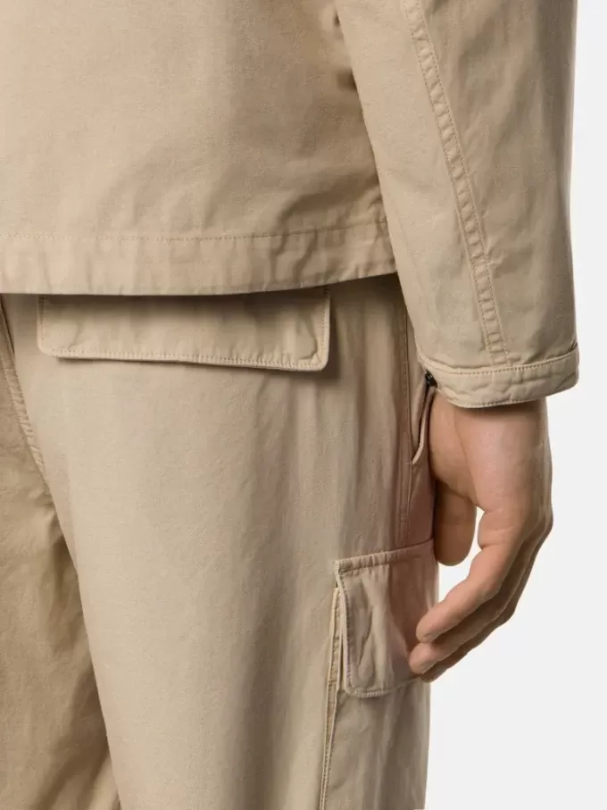 Pantalon cargo coupe classique avec poches à boutons-pression et zippées Pantalon cargo coupe classique avec poches à boutons-pression et zippées