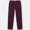 Pantalon cargo à coupe classique avec poches zippées en biais. Pantalon cargo à coupe classique avec poches zippées en biais.