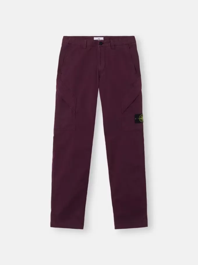 Pantalon cargo à coupe classique avec poches zippées en biais. Pantalon cargo à coupe classique avec poches zippées en biais.