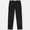 Pantalon cargo à coupe classique avec poches zippées en biais. Pantalon cargo à coupe classique avec poches zippées en biais.