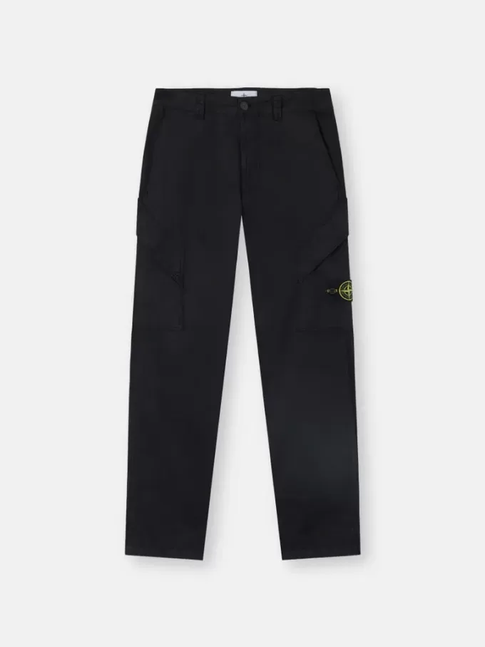 Pantalon cargo à coupe classique avec poches zippées en biais. Pantalon cargo à coupe classique avec poches zippées en biais.