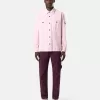 Pantalon cargo à coupe classique avec poches zippées en biais. Pantalon cargo à coupe classique avec poches zippées en biais.