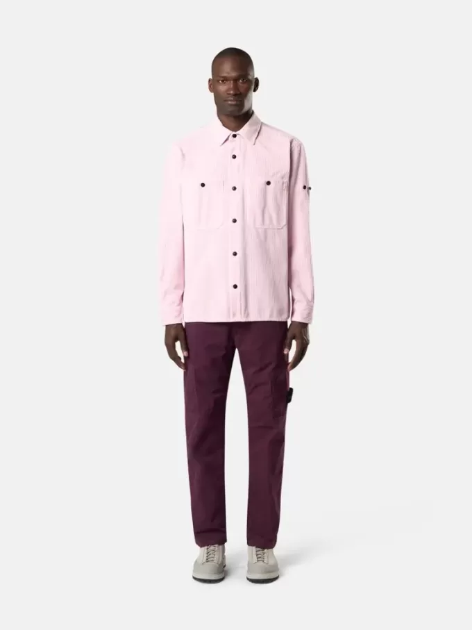 Pantalon cargo à coupe classique avec poches zippées en biais. Pantalon cargo à coupe classique avec poches zippées en biais.