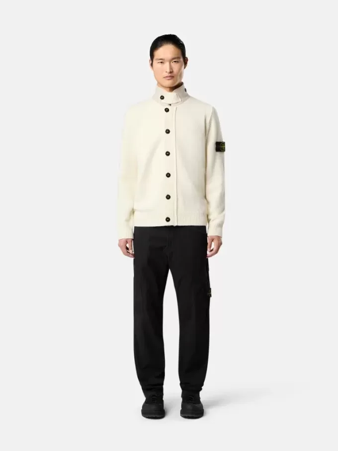 Pantalon cargo à coupe classique avec poches zippées en biais. Pantalon cargo à coupe classique avec poches zippées en biais.