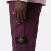 Pantalon cargo à coupe classique avec poches zippées en biais. Pantalon cargo à coupe classique avec poches zippées en biais.
