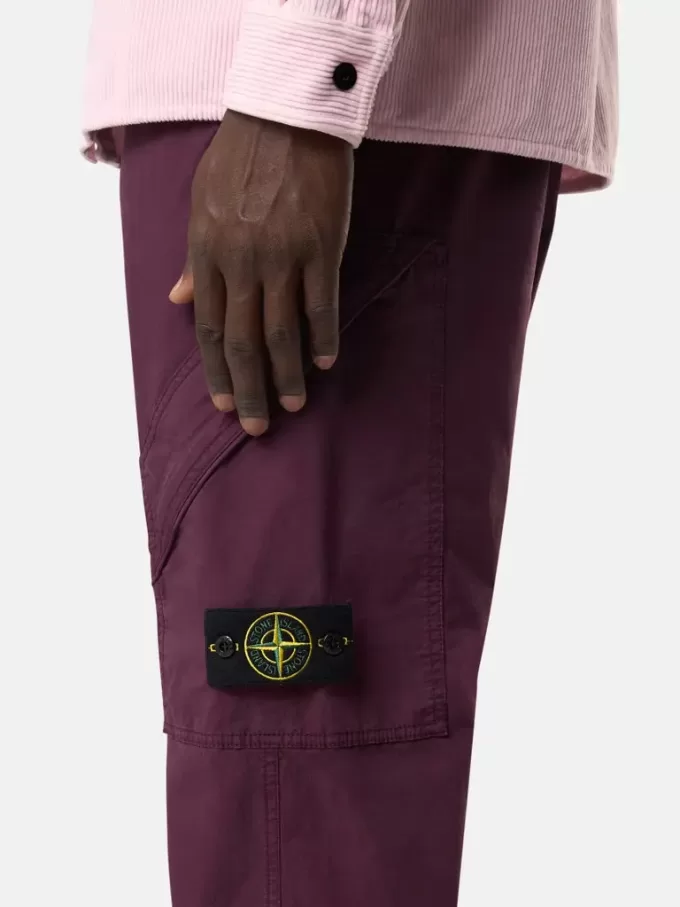 Pantalon cargo à coupe classique avec poches zippées en biais. Pantalon cargo à coupe classique avec poches zippées en biais.