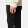 Pantalon cargo à coupe classique avec poches zippées en biais. Pantalon cargo à coupe classique avec poches zippées en biais.
