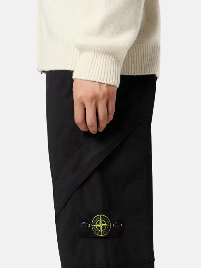 Pantalon cargo à coupe classique avec poches zippées en biais. Pantalon cargo à coupe classique avec poches zippées en biais.