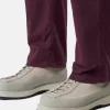 Pantalon cargo à coupe classique avec poches zippées en biais. Pantalon cargo à coupe classique avec poches zippées en biais.