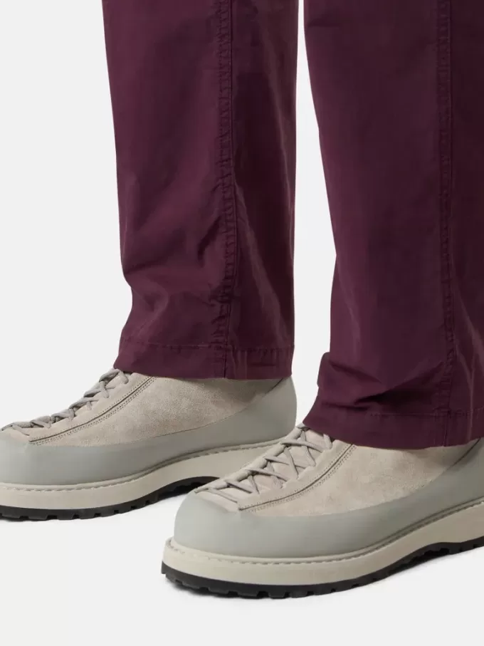 Pantalon cargo à coupe classique avec poches zippées en biais. Pantalon cargo à coupe classique avec poches zippées en biais.