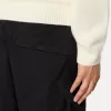 Pantalon cargo à coupe classique avec poches zippées en biais. Pantalon cargo à coupe classique avec poches zippées en biais.