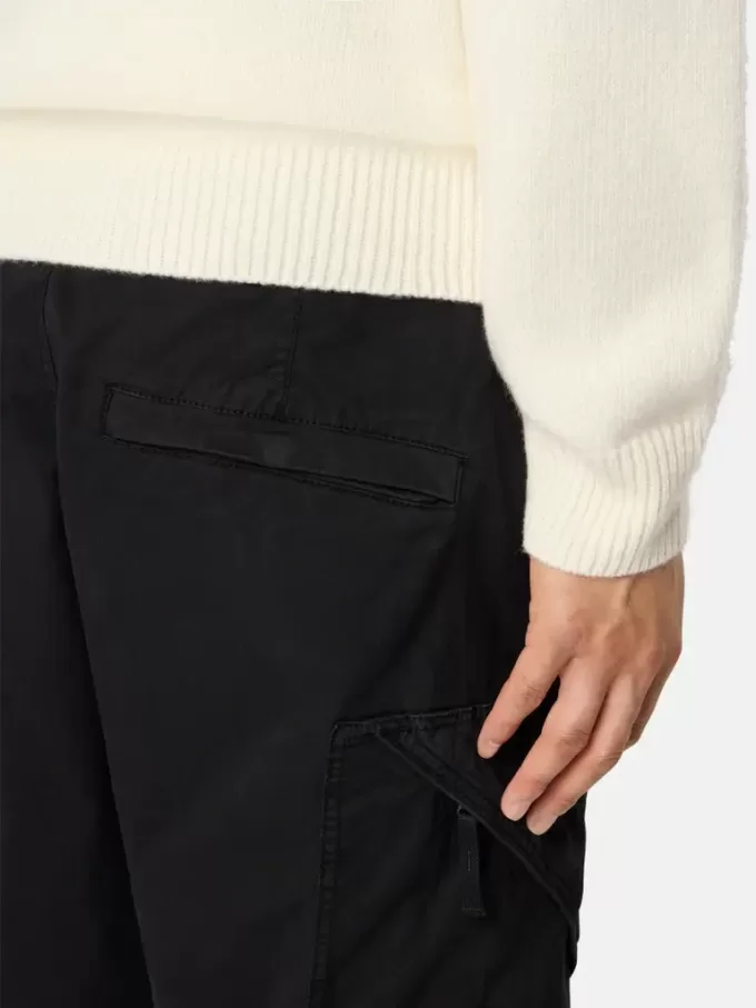 Pantalon cargo à coupe classique avec poches zippées en biais. Pantalon cargo à coupe classique avec poches zippées en biais.