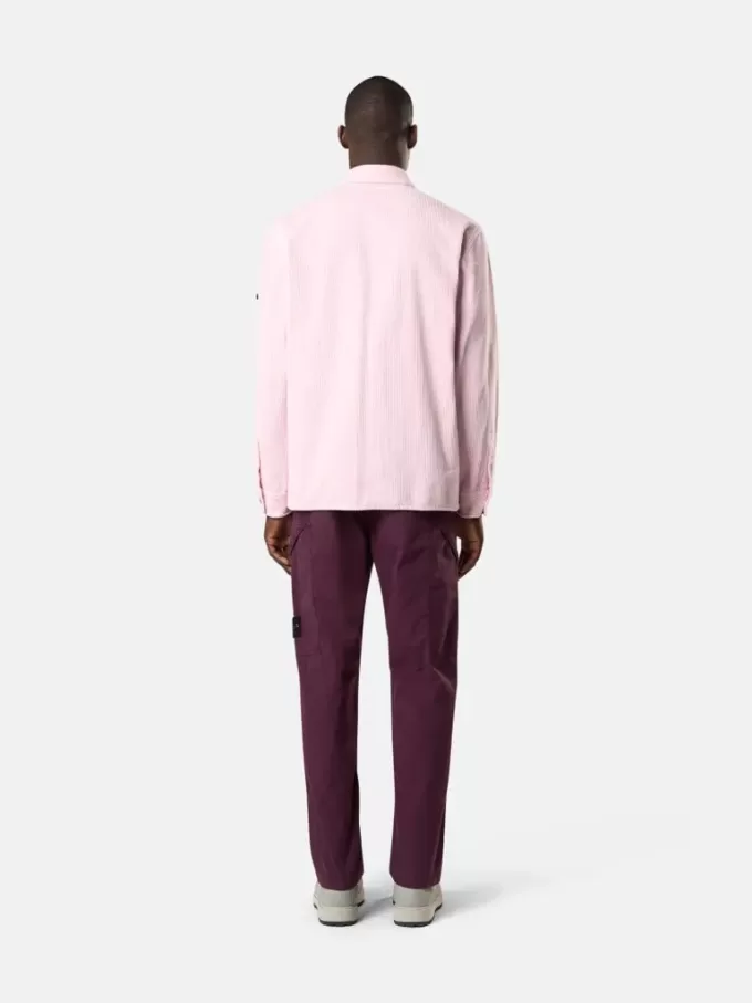 Pantalon cargo à coupe classique avec poches zippées en biais. Pantalon cargo à coupe classique avec poches zippées en biais.