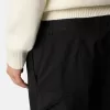 Pantalon cargo à coupe classique avec poches zippées en biais. Pantalon cargo à coupe classique avec poches zippées en biais.