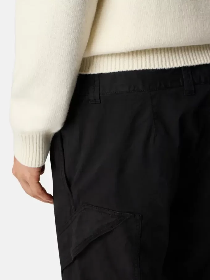 Pantalon cargo à coupe classique avec poches zippées en biais. Pantalon cargo à coupe classique avec poches zippées en biais.