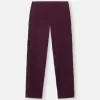 Pantalon cargo à coupe classique avec poches zippées en biais. Pantalon cargo à coupe classique avec poches zippées en biais.