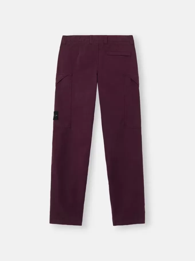 Pantalon cargo à coupe classique avec poches zippées en biais. Pantalon cargo à coupe classique avec poches zippées en biais.