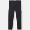Pantalon cargo à coupe fuselée classique avec poches zippées. Pantalon cargo à coupe fuselée classique avec poches zippées.