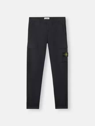 Pantalon cargo à coupe fuselée classique avec poches zippées. Pantalon cargo à coupe fuselée classique avec poches zippées.