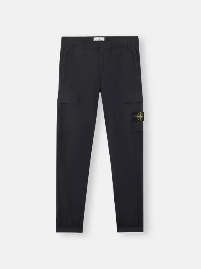 Pantalon cargo à coupe fuselée classique avec poches zippées. Pantalon cargo à coupe fuselée classique avec poches zippées.