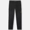 Pantalon cargo à coupe fuselée classique avec poches zippées. Pantalon cargo à coupe fuselée classique avec poches zippées.