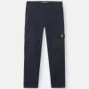Pantalon cargo à coupe fuselée classique avec poches zippées. Pantalon cargo à coupe fuselée classique avec poches zippées.
