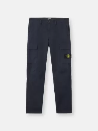 Pantalon cargo à coupe fuselée classique avec poches zippées. Pantalon cargo à coupe fuselée classique avec poches zippées.